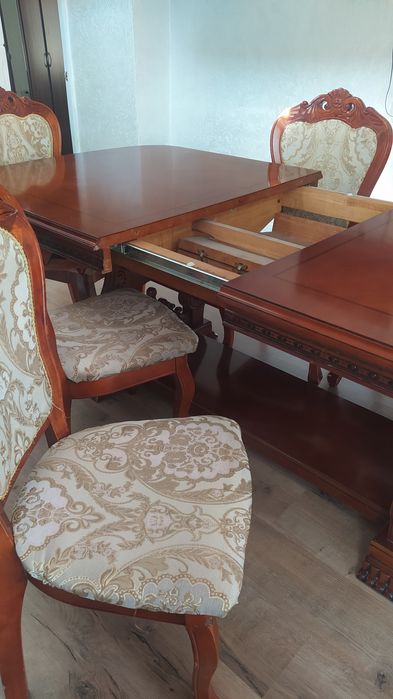 Стол со стульями