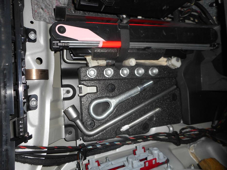 Kука ключ и подпора за гума от Мерцедес