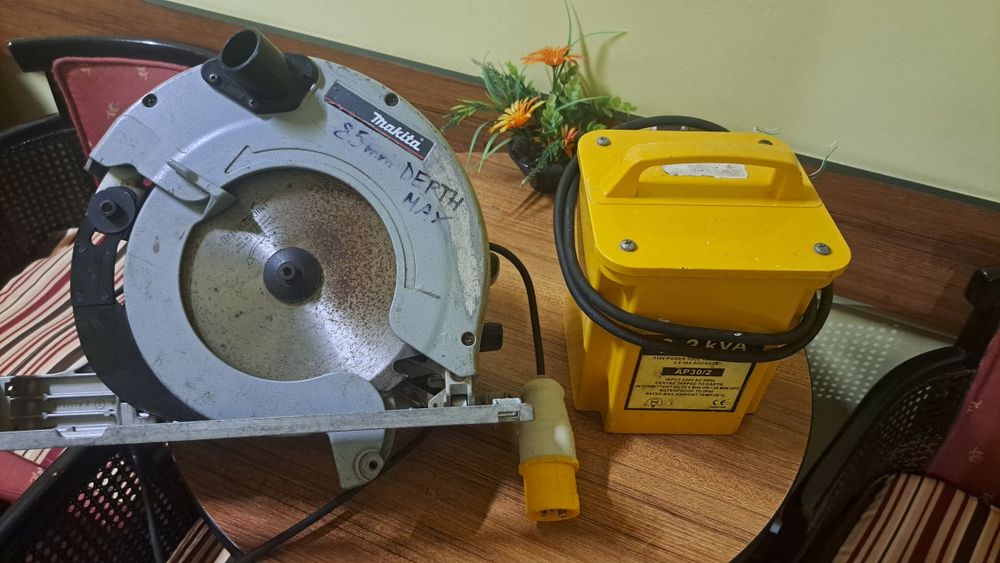Vând circular Makita la 110 volți și transformator