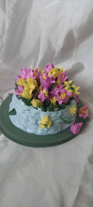 Тортик с тюльпанами, с крокусами, ленты с розами