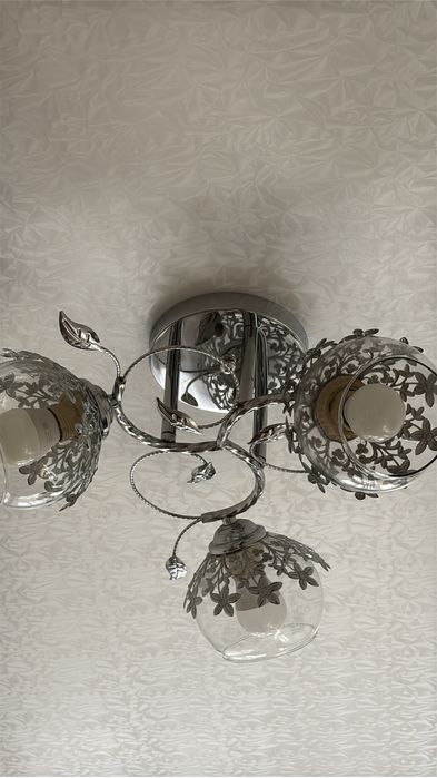 Продаётся люстра с лампами