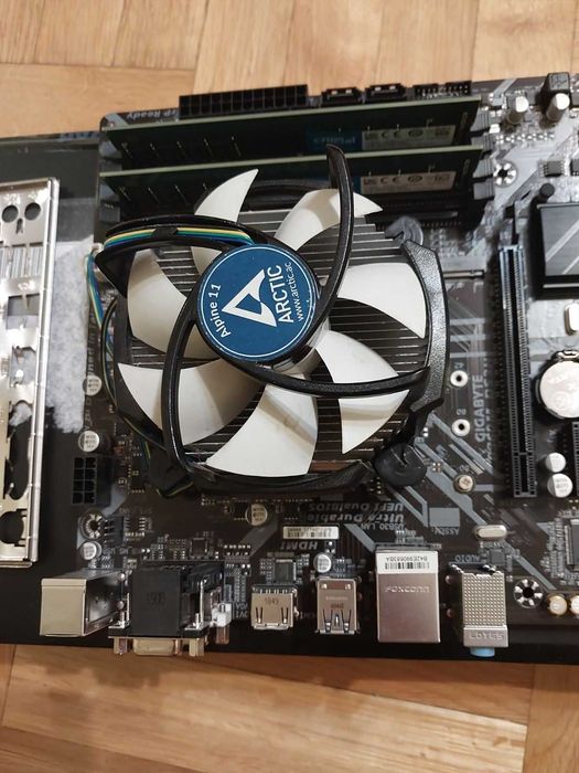 Intel i7 8700 + Gigabyte B360M DS3H + 16GB 2666 Crucial + Arctic cooler