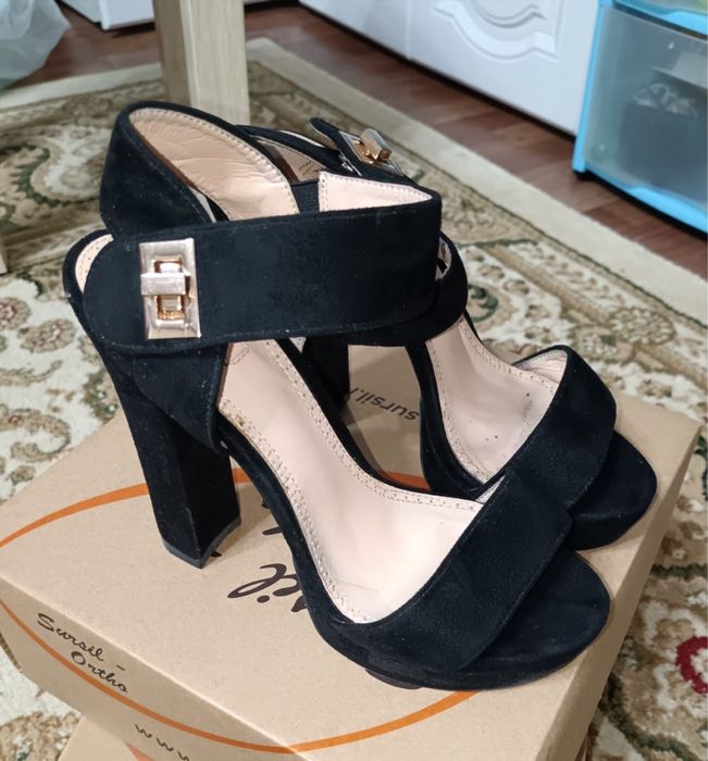 Босаножки замшевые