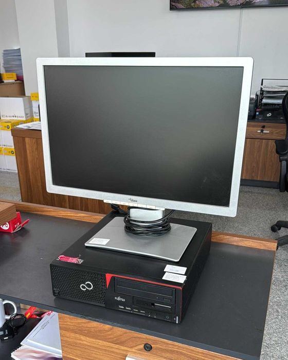 Set Calculator Fujitsu Esprimo E720, monitor Fujitsu B22W-7, LED 22", i5-4590, 8 gb ddr3, SSD 240 GB, HDD 500 GB, WIN 10 PRO, bonus tastatura si mouse