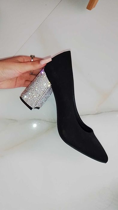 Pantofi cu toc cu pietre