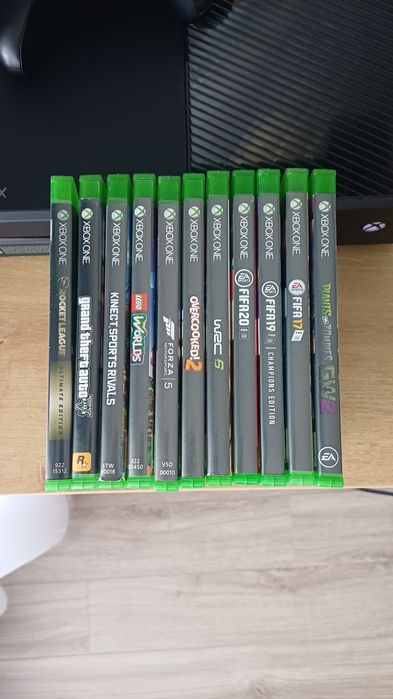 Vând Xbox One 825GB + Kinect + 11 jocuri