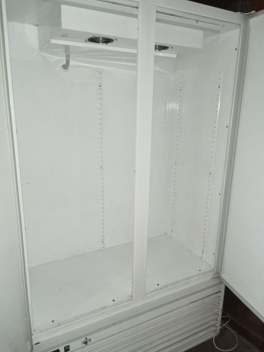 Витрины холодильник рабочая продается.