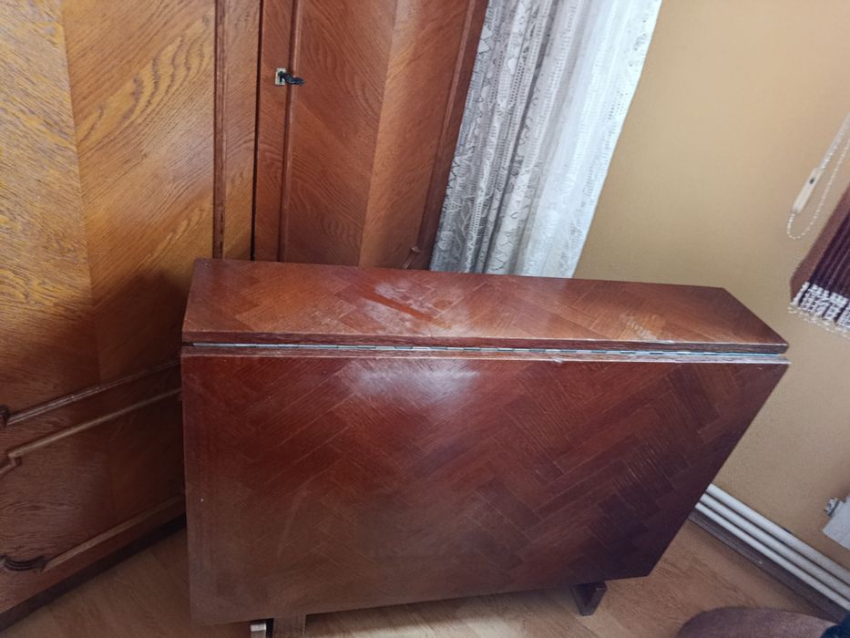 Vând masă extensibilă lemn masiv 6 persoane . Aspect îngrijit și foarte bine păstrată.Grad de uzură zero.