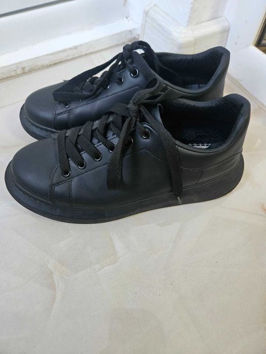 Продавам черни обувки