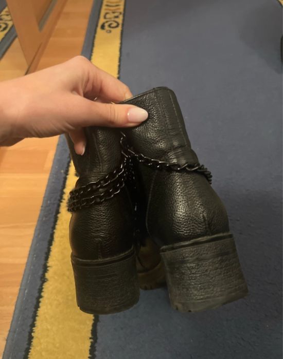 Bocanci cu accesorii din piele naturala