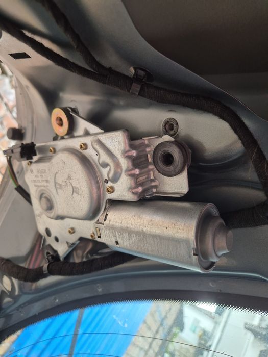 Моторче за задна чистачка мицобиши каризма