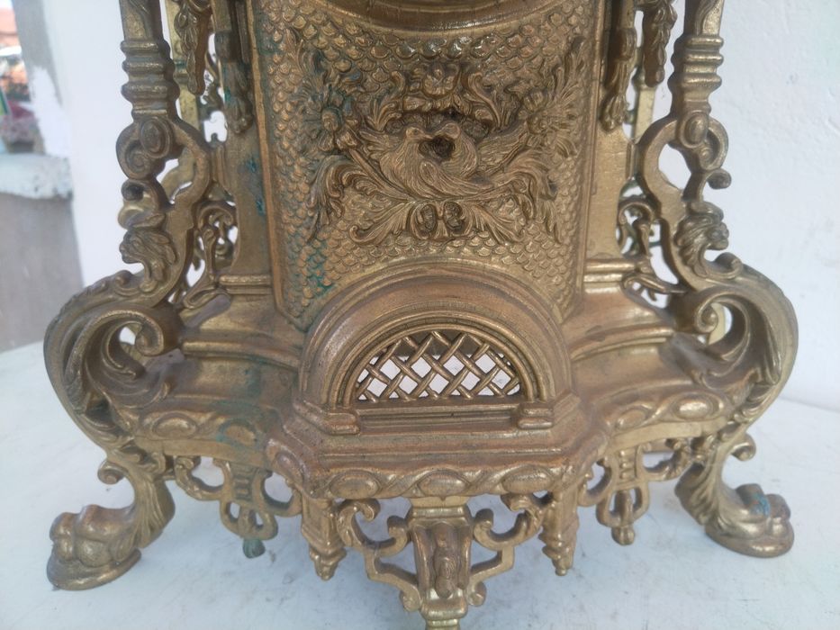 Продавам страхотен антикварен колекционерски бронзов каминен часовник.