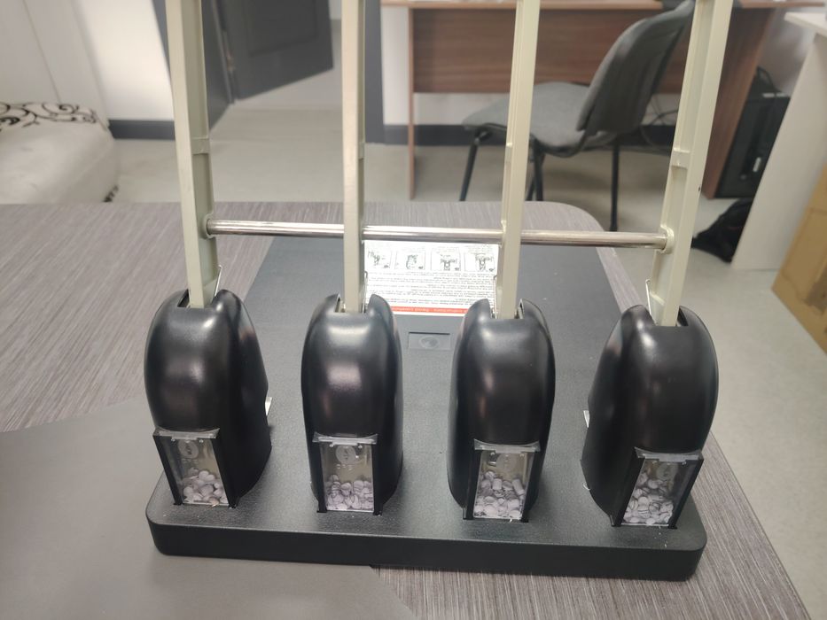 Офисный дырокол.