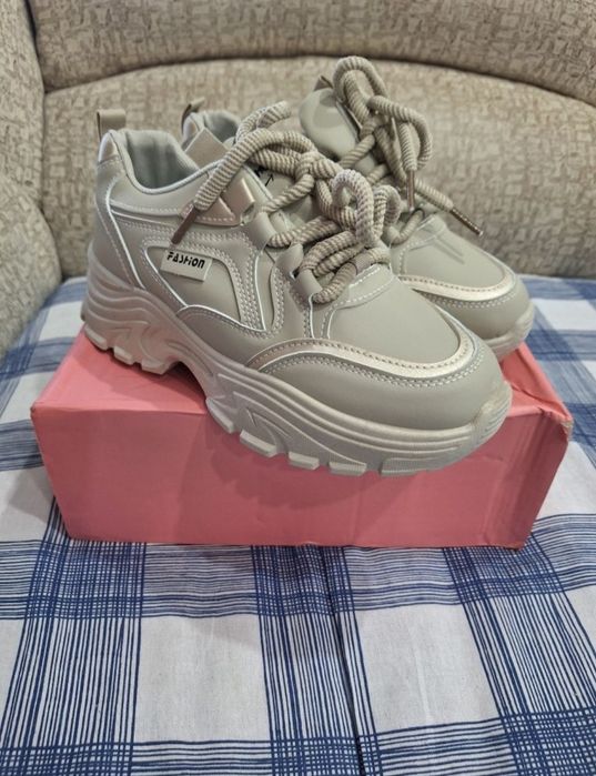 Продам кроссовки женские новые.