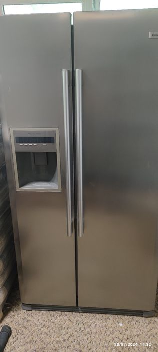 Продавам запазен хладилник с фризер -работещ