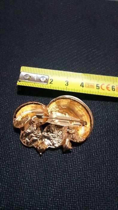 Брошка - седеф и лак.