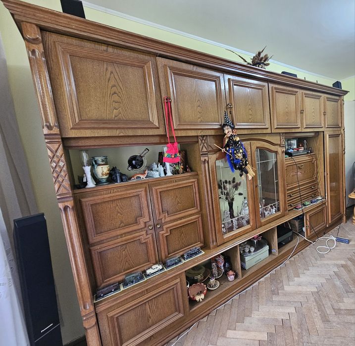 Mobilă living din lemn masiv și furnir