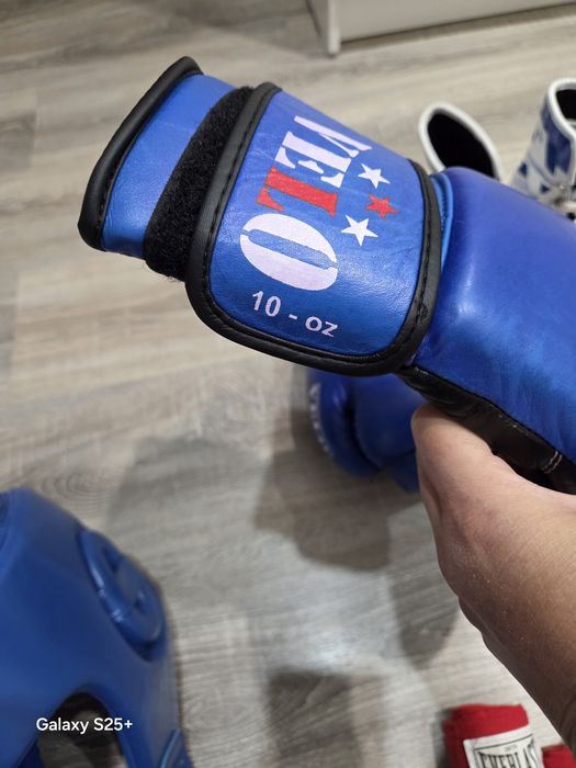 Шлем, перчатки, форма, бинты для бокса