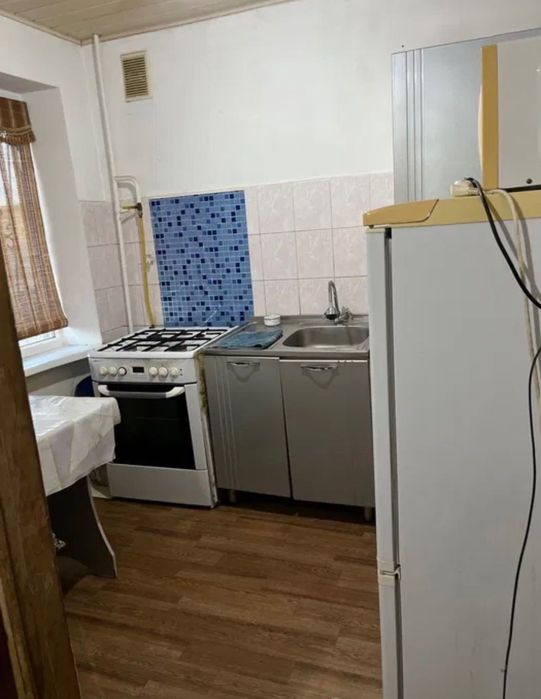 8 мкр-дан 3 бөлмелі үй сатылады.