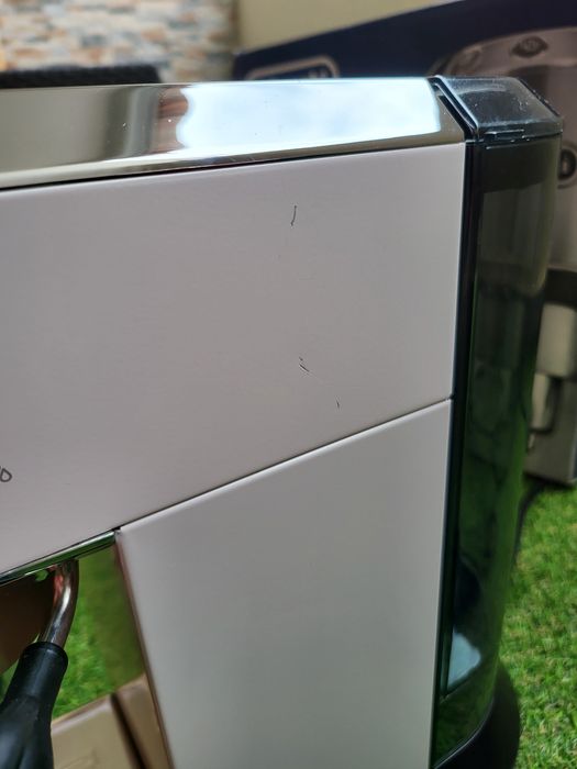 Кафемашина с ръкохватка Делонги DeLonghi Dedica EC685W Бяла