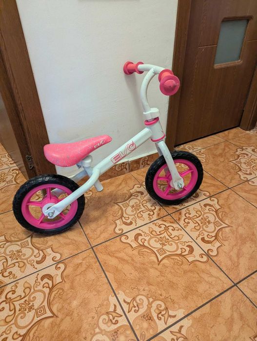 Bicicletă roz fără pedale pentru copii mici