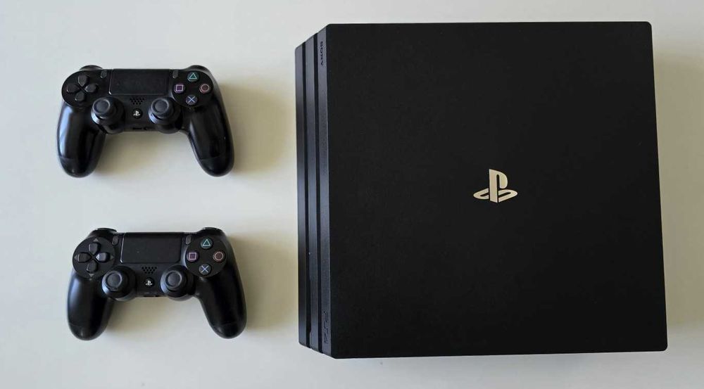 PlayStation 4 Pro / PS4 Pro 1TB с 2 контролера и игри