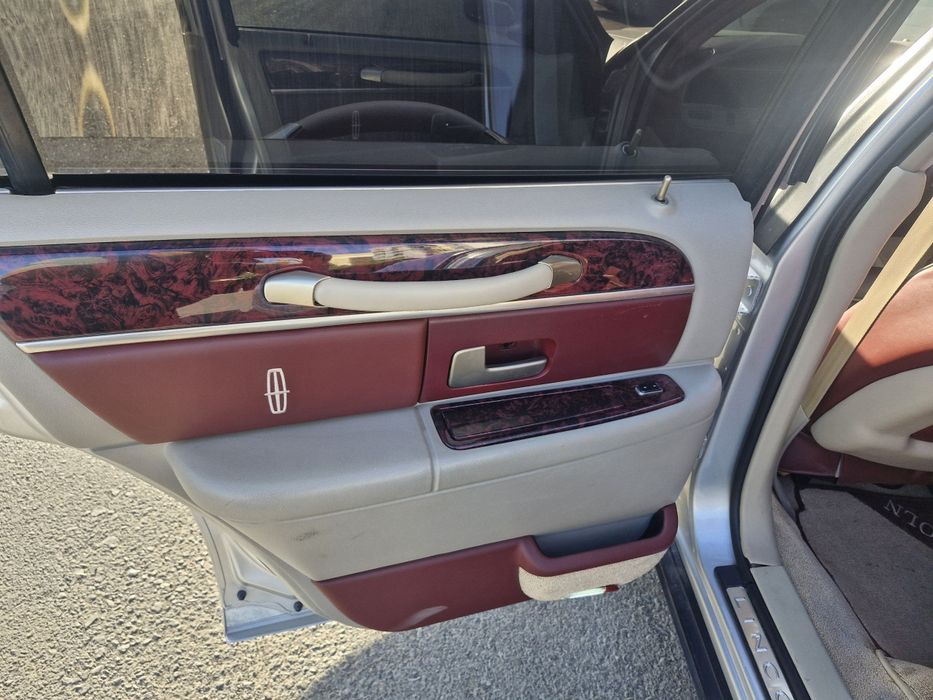 Lincoln Towncar sotiladi
