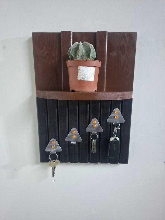 Декоративная настенная полка-ключница