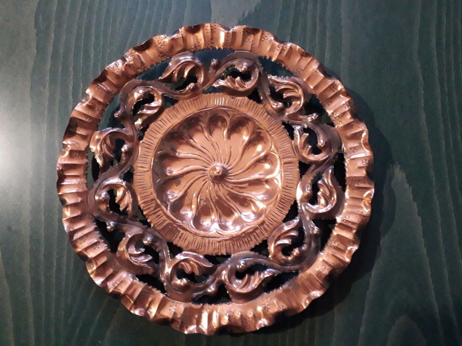 Италианска декоративна медна чиния / с орнаменти