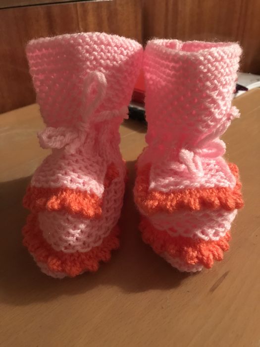 Бебешки ръчно плетени терлички