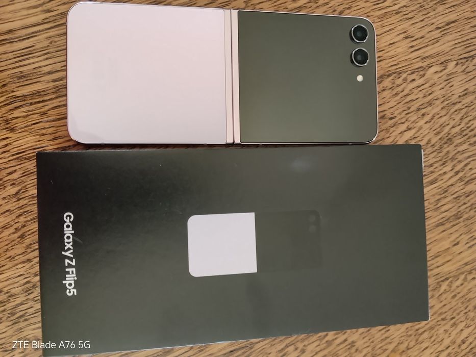 Смартфон Samsung Galaxy Z Flip5, 512,чисто нов екран GB