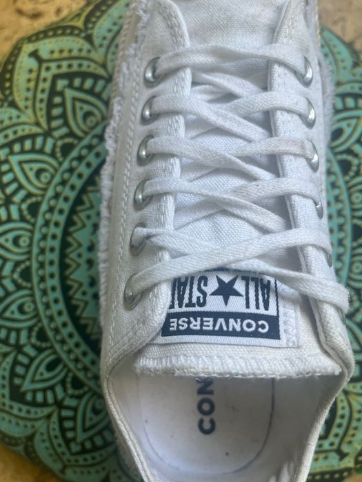 Бели Converse маратонки