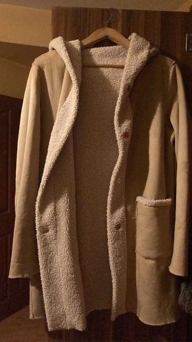 Красиво зимно дамско палто от изкуствен велур, бежово