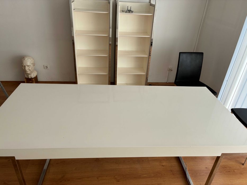 Бяла маса със столове от естествена кожа