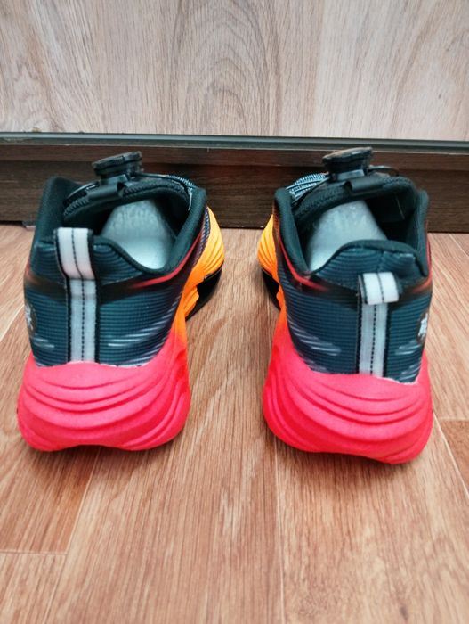 Продам кроссовки для бега