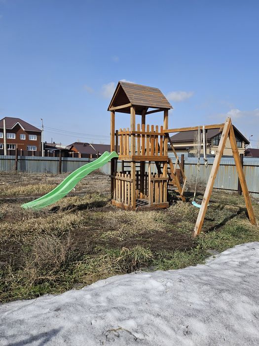 Детская горка , качели.