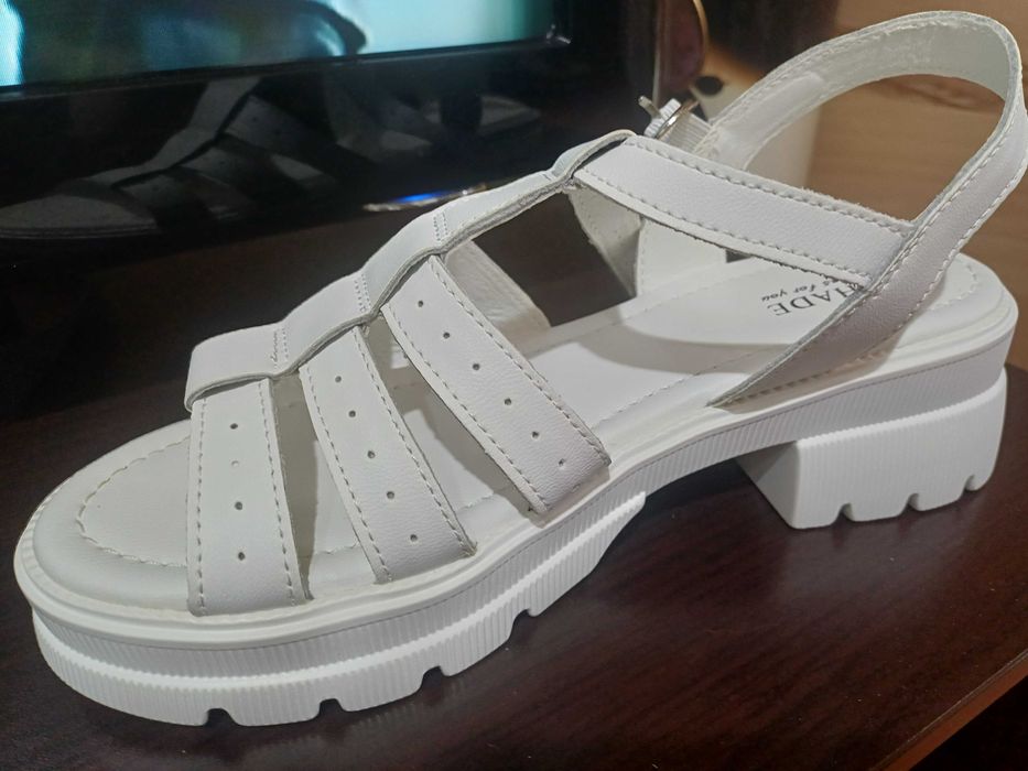 Продам босоножки