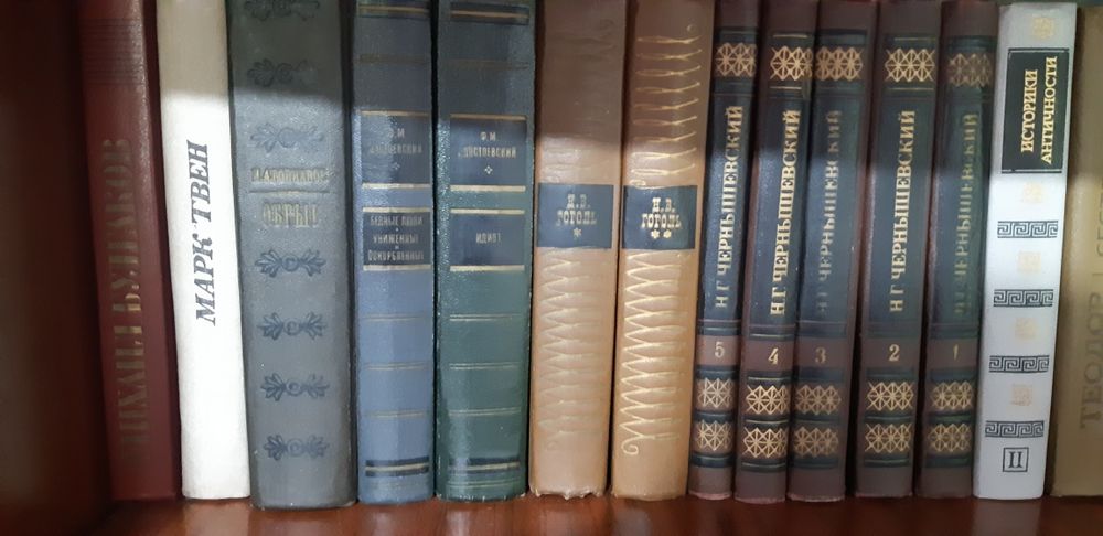 Продам книги известных писателей