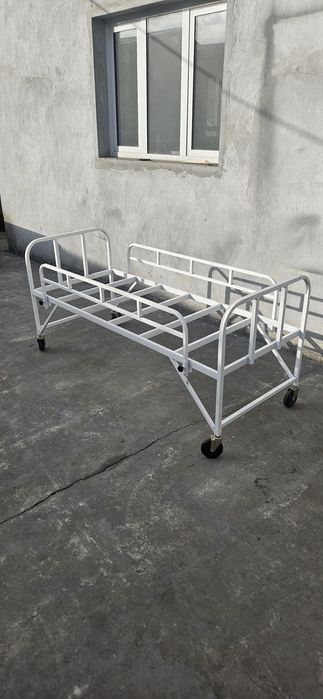 Кровать медицинская на колесах с регулируемыми бортами  от производите