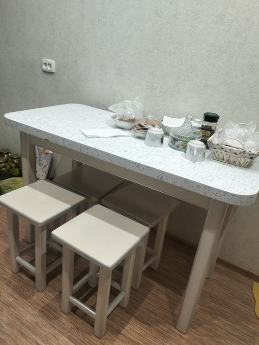 Стол с табуретками