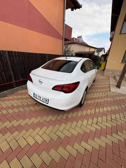 Opel Astra J 2015 - Benzină, Automată, Stare Bună