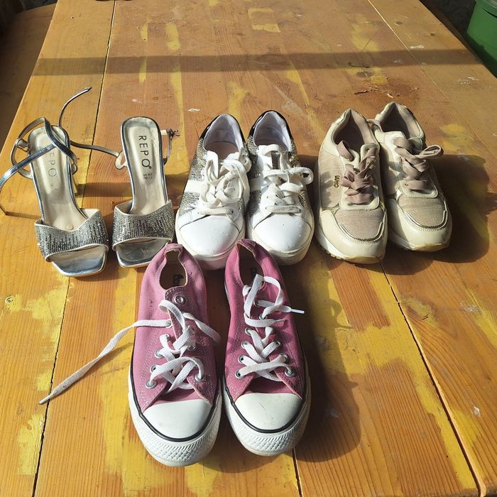 Adidași, converse si pantofi cu toc