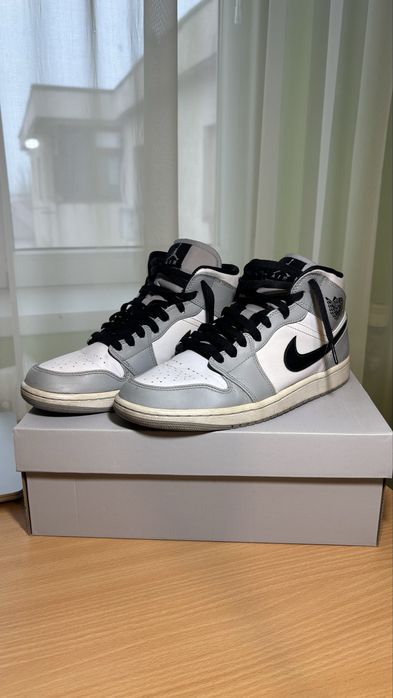 Jordan 1 Mid Smoke Grey