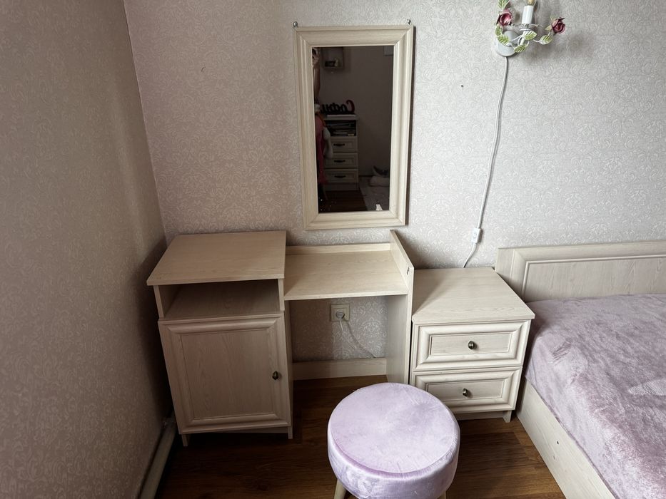 Продам туалетный столик с зеркалом