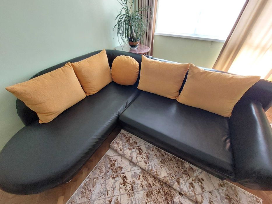 Продавам ъглов кожен диван + холна маса