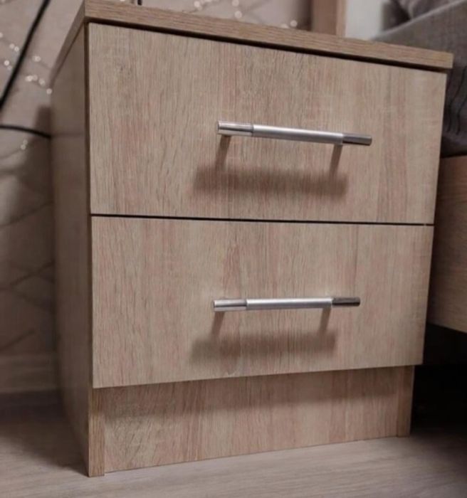 Тумбочка вместительная.