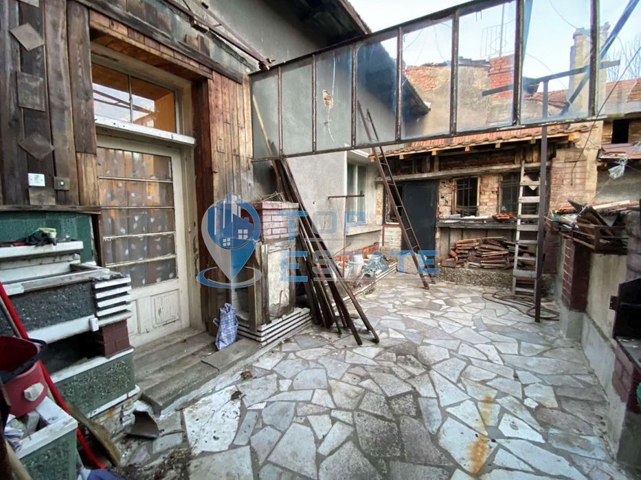 Двуетажна тухлена къща в кв. Гарата, гр. Горна Оряховица, област Вели