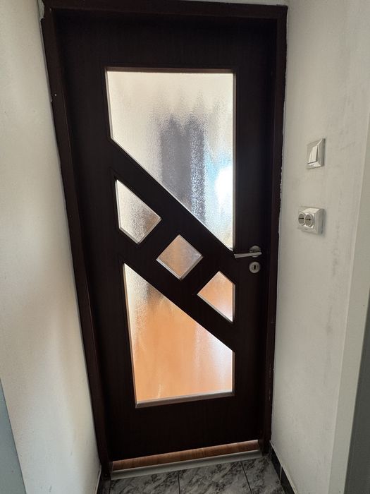 Vand 2 usi din mdf, pret fix. Detalii la 0764289788
