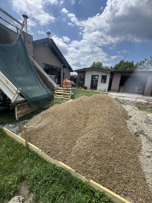 Piatră Nisip Balast Pamant negru-Vegetal Pietris Pufar Moluz Excavator Demolat Nivelat