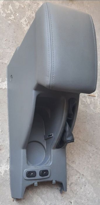 Продаю толко бар подлокодник от жентра 2024 с кнопкой обогрева сидении